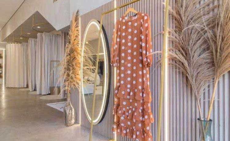 چند مدل آینه قدی برای مزون؛ بهترین مدل‌ها